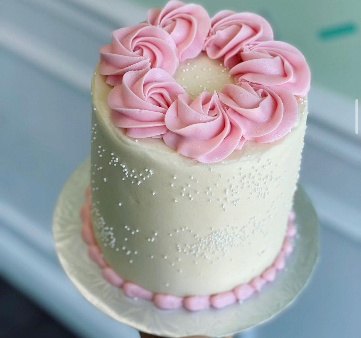 I love this textured buttercream cake! Rosettes and the quilted buttercream  with pearls is just so elegant! Setups at Jackson Lake Lodg... | Instagram
